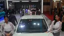 SPG berdiri di depan mobil listrik Neta yang dipamerkan pada pameran otomotif Gaikindo Indonesia International Auto Show (GIIAS) 2023 di ICE BSD, Tangerang, Banten, Kamis (10/8/2023). (merdeka.com/Arie Basuki)