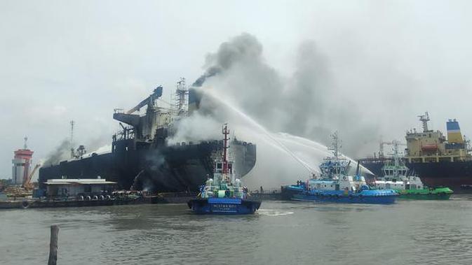 Kebakaran terjadi di galangan kapal milik PT. Waruna Nusa Sentana Shipyard Belawan, Medan, Sumut.