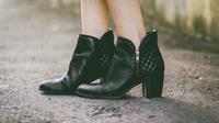 Ilustrasi sepatu boots. (Photo by Camila Damásio on Unsplash)