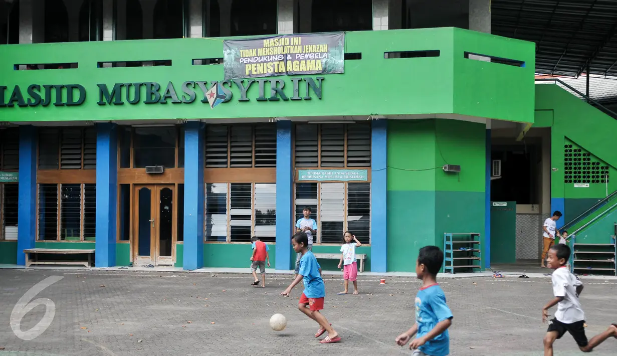 Spanduk pemberitahuan tidak mensalatkan jenazah pendukung dan pembela penista agama terpasang di Masjid Mubasysyrin di Jalan Karbela Selatan, Setiabudi, Jakarta Selatan, Minggu (26/2). (Liputan6.com/Yoppy Renato)