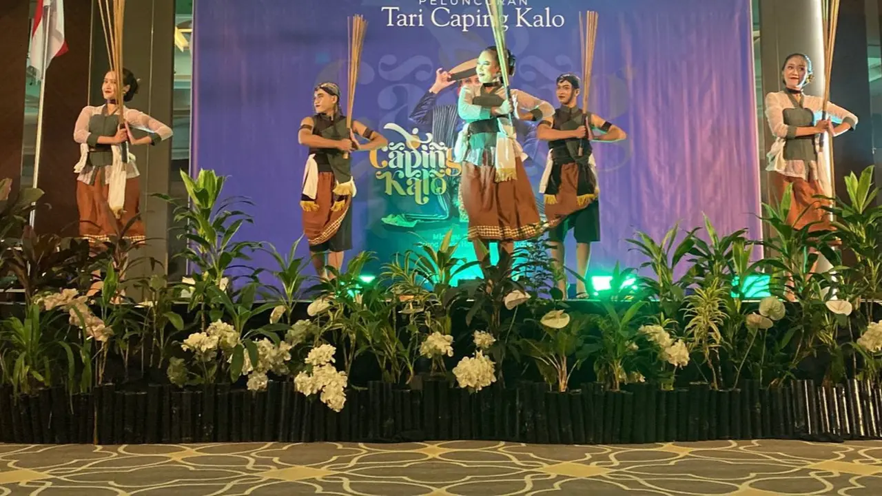 Tari caping kalo. (Liputan6.com/Arief Pramono)
