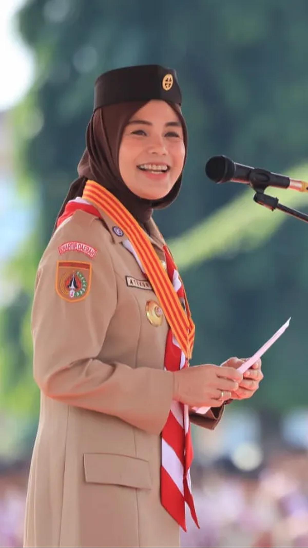 "Kak Atikoh foto Kak, mumpung ketemu di Purbalingga," ujar para anggota Pramuka.