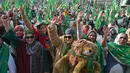 Para pendukung Nawaz Sharif bersorak saat rapat umum kampanye pemilu di Hafizabad, provinsi Punjab, pada 18 Januari 2024. (Arif ALI/AFP)