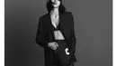 Photoshoot hitam putih menampilkan Lisa BLACKPINK yang menawan dengan pilihan outfit dari Celine. Bra yang dipadu dengan celana panjang, ditumpuk dengan oversized blazer, dan topi, inspirasi tampil anti membosankan. Foto: Instagram.
