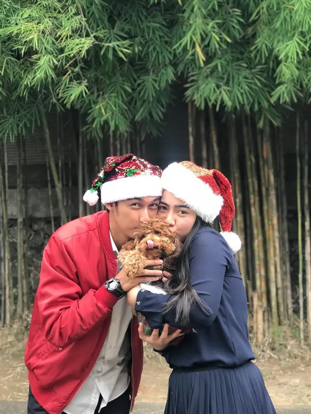 Bak Keluarga, Ini 6 Potret Caesar Hito dan Felicya Angelista Bersama Anjing Kesayangannya