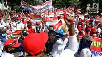 Para buruh menggelar karnaval dan deklarasi saat Perayaan Peringatan Hari Buruh Sedunia, Jakarta, Selasa (1/5). Mereka juga menuntut Jaminan Pensiun, Jaminan Hari Tua dan Jaminan Kematian bagi seluruh Rakyat Pekerja Indonesia. (Liputan6.com/JohanTallo)