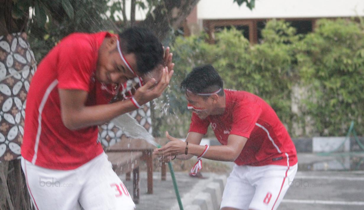 Para pemain Timnas U-19 Indonesia mengikuti lomba semprot air menyambut HUT RI ke-72 di Yogyakarta, (17/8/2017). Yogyakarta menjadi pilihan Timnas U-19 untuk melakukan TC. (Bola.com/Ronald Seger)
