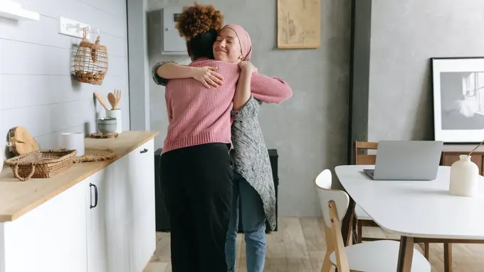 Ilustrasi memberikan semangat, berpelukan, sahabat, curhat