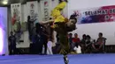 Atlet wushu saat mengikuti Festival Wushu di Wisma Serba Guna Senayan, Jakarta, Jumat (20/12). Ratusan atlet wushu berusia 6-15 tahun ikuti kejuaraan wushu nasional. (Bola.com/Yoppy Renato)