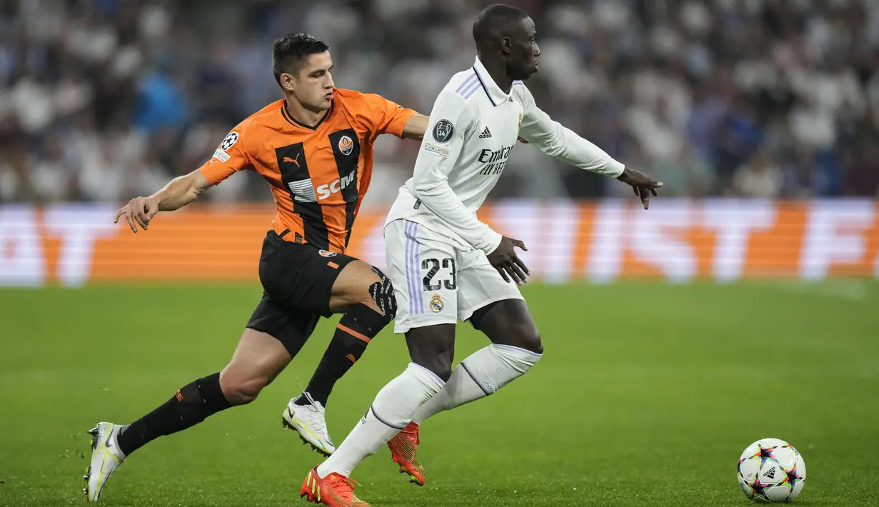 Bek Real Madrid Ferland Mendy berlari dengan bola di depan penyerang Shakhtar Donetsk Marian Shved dalam matchday ketiga Grup F Liga Champions 2022/2023 di Santiago Bernabeu, Kamis dini hari WIB (6/10/2022). Gol kemenangan Madrid dilesakkan Rodrygo dan Vinicius Junior, sedangkan tamunya hanya mampu membalas lewat Oleksandr Zubkov. (AP Photo/Bernat Armangue)