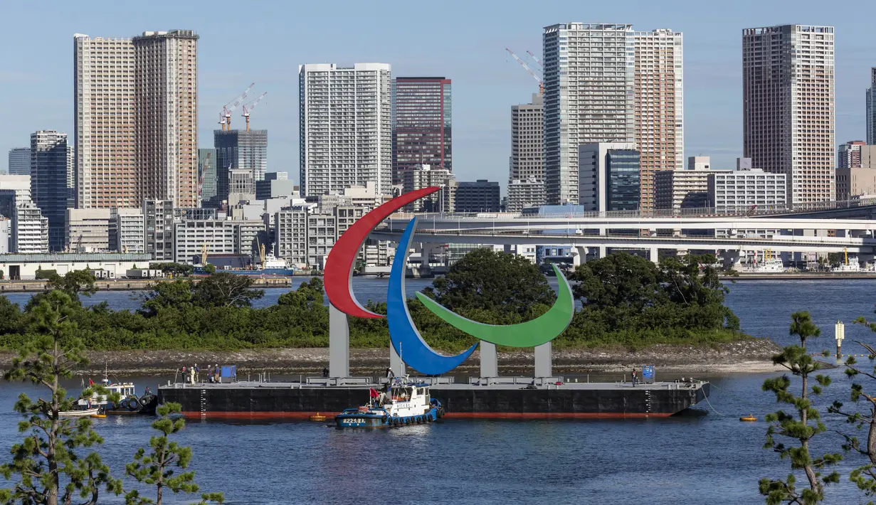 Kapal penarik memindahkan Simbol Paralimpiade "Three Agitos" yang dipasang di Taman Laut Odaiba, Tokyo pada Jumat (20/8/2021). Paralimpiade Tokyo 2020 berlangsung 24 Agustus hingga 5 September mendatang setelah ditunda setahun akibat pandemi Covid-19. (Yuichi Yamazaki/Pool Photo via AP)