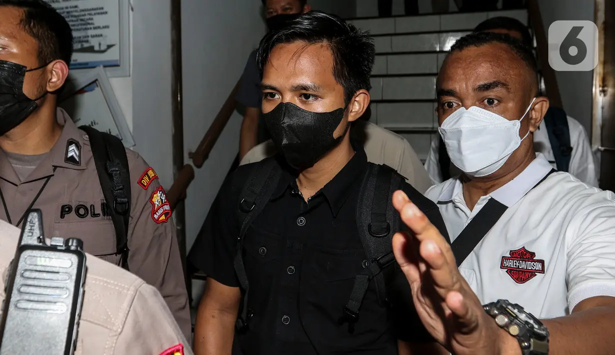 Ajudan Irjen Pol Ferdy Sambo, Bhayangkara Dua Richard Eliezer Pudihang Lumiu atau Bharada E (baju hitam) berjalan keluar usai pemeriksaan di Kantor Komnas HAM, Jakarta, Selasa (26/7/2022). Bharada E  dimintai keterangan terkait tewasnya Brigadir J alias Nofriansyah Yosua Hutabarat. (Liputan6.com/Johan Tallo)
