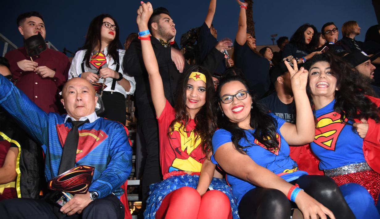 Sejumlah penggemar mengenakan kostum Superman dan Wonder Woman berpose saat menghadiri pemutaran perdana film Justice League di Dolby Theatre di Hollywood, California (13/11). (AFP Photo/Robyn Beck)