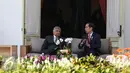Presiden Joko Widodo berbincang dengan PM Republik Demokratik Sosialis Sri Lanka, H.E. Mr. Ranil Wickremesinghe di halaman belakang di Istana Merdeka, Jakarta, Rabu (3/8). Pertemuan membahas bilateral kedua negara. (Liputan6.com/Faizal Fanani)