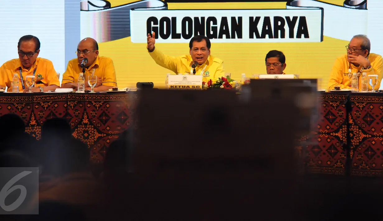 Nurdin Halid (tengah) memimpin Rapat Paripurna membahas Tata Tertib Pemilihan Ketua Umum Partai Golkar di arena Munaslub, Bali, Minggu (15/5). Rapat diwarnai instruksi dari anggota partai  dan pembahasan berlangsung alot. (Liputan6.com/Johan Tallo)