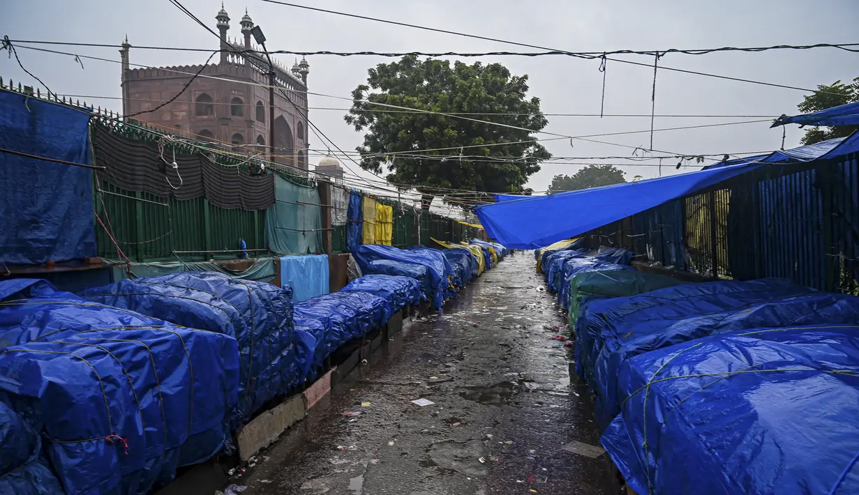 Kios-kios yang tutup terlihat di pasar dekat Masjid Jama selama jam malam akhir pekan di New Delhi, India, Sabtu (8/1/2022). Pihak berwenang memberlakukan jam malam selama akhir pekan di seluruh negara bagian Delhi saat jumlah kasus covid-19 kembali melonjak. (Prakash SINGH/AFP)