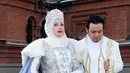 Penampilan Tasyi Athasyia bak ratu Rusia dengan hijab, satin glove dan mahkota berlian [@tasyiiathasya]