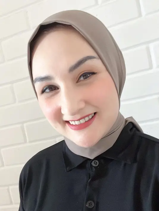 Lagi, kesempatan melihat Mona Ratuliu berhijab. Kali ini, ia memilih hijab berwarna cokelat, yang ujungnya dililitkan menutupi lehernya. [Foto: Instagram/monaratuliu]