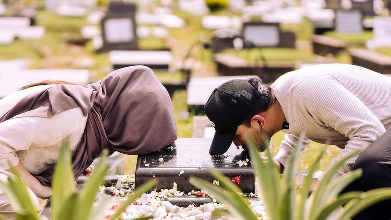 Sebelum Menikah Keduanya Melakukan Ziarah