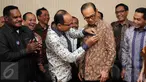 Rosan P Roeslani (kedua kiri) memasang pin ke ketua umum  Kadin saat Pendaftaran dirinya sebagai ketum kadin di Menara Kadin, Jakarta, (16/11/2015). Pemilihan Ketua Umum akan berlangsung pada tanggal 22-24 November 2015. (Liputan6.com/Helmi Afandi)