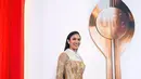 Di acara Festival Film Indonesia 2023, Aulia Sarah tampil slay dengan outfit edgy. Kebaya dipadu dress dan skirt tiga nuansa; putih, emas, dan merah menyatu dengan sempurna dikenakan Aulia. Ia padukan penampilannya dengan kitten heels merah. [Foto: Instagram/owliasarah]