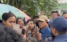 Prabowo Dikerumuni Warga Saat Turun Langsung ke Permukiman Kumuh Bantaran Rel Senen