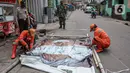 Petugas PPSU didampingi TNI dan Polri mencopot baliho Rizieq Shihab di Kawasan Kramat Pulo Dalam Senen, Jakarta, Rabu (25/11/2020). Pihak kelurahan, TNI dan Polri terus berupaya menurunkan baliho dan spanduk yang tidak berizin, termasuk salah satunya baliho Rizieq Shihab (Liputan6.com/Faizal Fanani)
