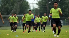 Jelang berlaga di kualifikasi Grup H Piala Asia 2016, timnas Brunei Darussalam U-23  melakukan latihan ringan di Lapangan C Senayan, Jakarta, Selasa (24/3/2015). (Liputan6.com/Helmi Fithriansyah)