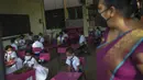 Seorang guru sekolah dasar mengajar di sebuah sekolah di Kolombo, Sri Lanka, 25 Oktober 2021. Sri Lanka memulai kembali semua sekolah dasar yang telah ditutup lebih dari enam bulan karena pandemi COVID-19. (AP Photo/Eranga Jayawardena)