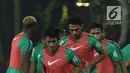 Pemain Timnas Indonesia U-23 melakukan pemanasan jelang latihan di Lapangan B Kompleks GBK, Jakarta, Rabu (30/5). Timnas Indonesia U-23 akan melakoni uji coba melawan Thailand U-23, 31 Mei dan 3 Juni. (Liputan6.com/Helmi Fithriansyah)