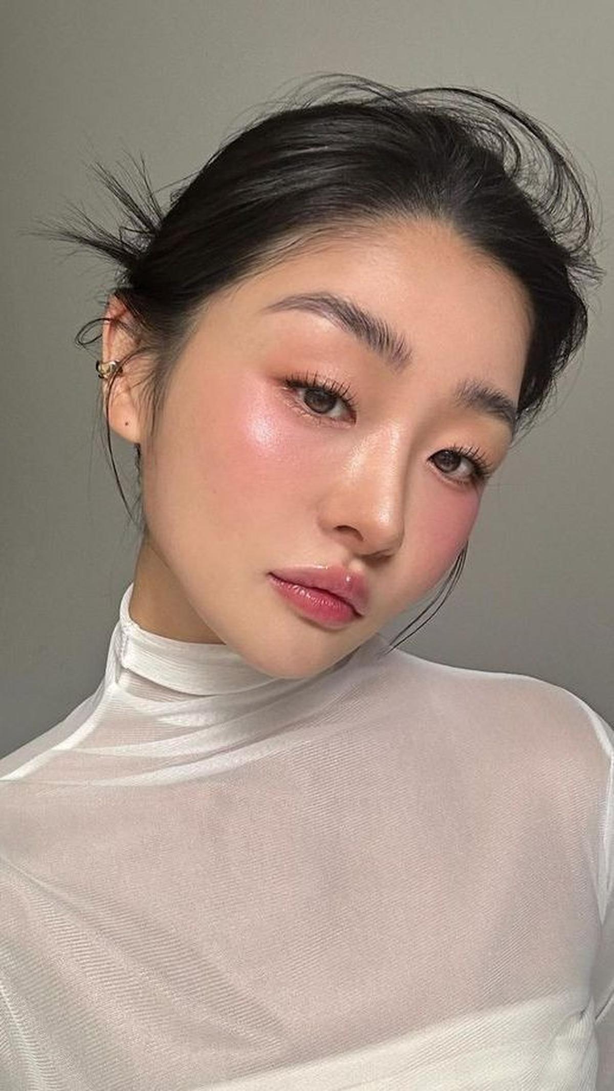Bagaimana? Sudah tau tips mana yang akan kamu coba di wajahmu? Jika kamu lihat tutorial make up natural, setiap negara juga pasti punya ciri khas tersendiri di tekniknya. Pastikan tutorial yang kamu lihat cocok dengan fitur wajahmu ya! Selamat mencoba!<br