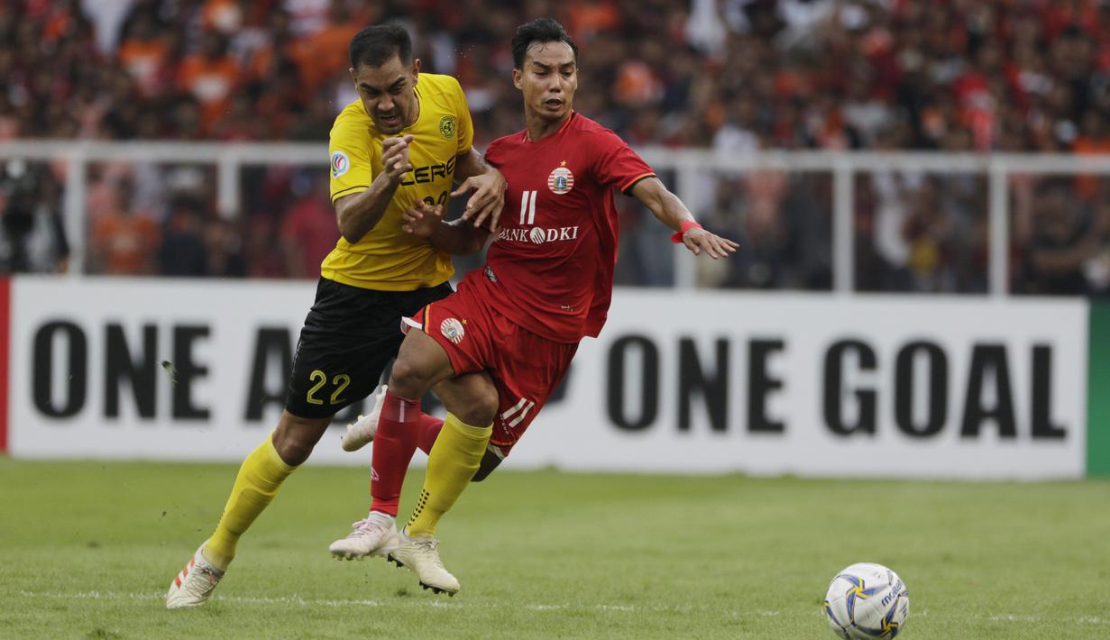 Pemain Persija Jakarta, Novri Setiawan, berebut bola dengan pemain Ceres-Negros, Omid Nazari, pada laga Piala AFC di SUGBK, Jakarta, Selasa (23/4). Persija takluk 2-3 dari Ceres-Negros. (Bola.com/Vitalis Yogi Trisna)