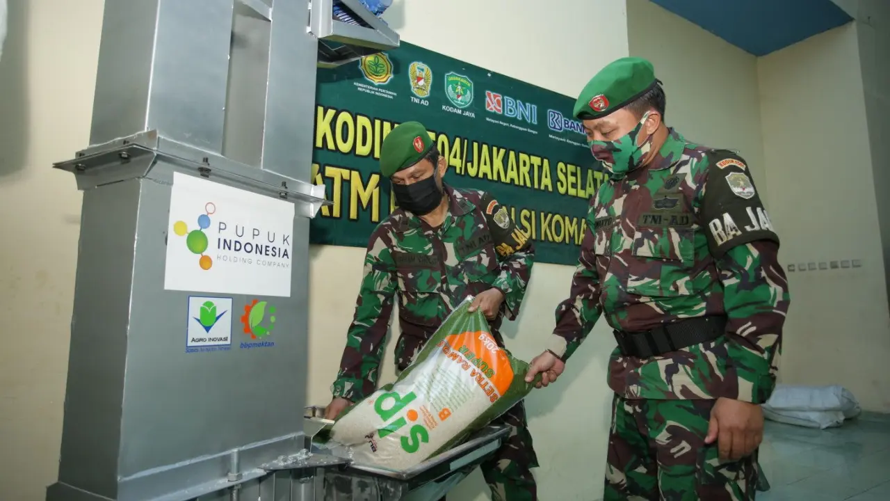 PT Pupuk Indonesia (Persero) berkomitmen untuk turut menyalurkan bantuan beras bagi masyarakat terdampak Covid-19 melalui program ATM Pertanian Sikomandan