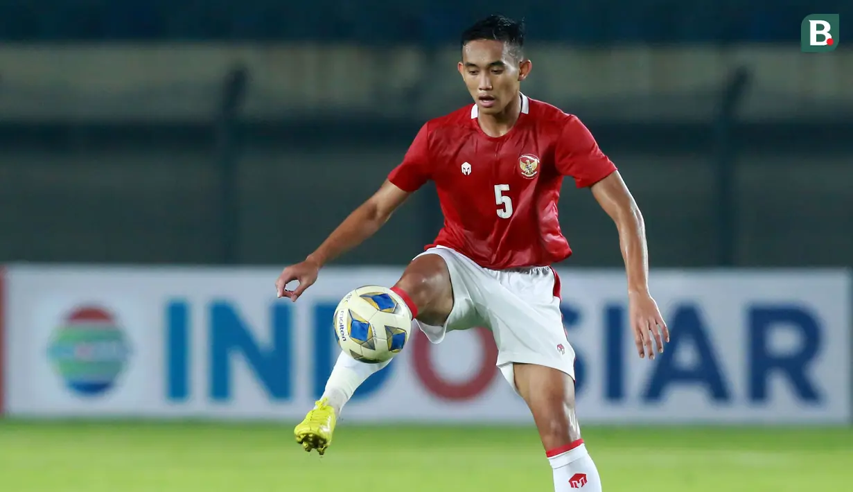 <p>Timnas Indonesia memang dominan pada laga tersebut namun Bangladesh juga tak sesekali memberikan perlawanan yang berbahaya. Beruntung, skuat Garuda memiliki Rizky Ridho di lini belakang mereka. Bek tengah milik Persebaya Surabaya tersebut semakin menunjukkan kematangannya saat membendung serangan lawan. Ia juga mampu diandalkan saat menyerang, terutama ketika duel udara ketika situasi bola mati. (Bola.com/M Iqbal Ichsan)</p>