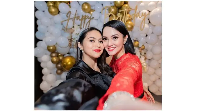Dibalik meriahnya ulang tahun Ririn, ada sosok sang adik, Rini Yulianti yang ikut mempersiapkan