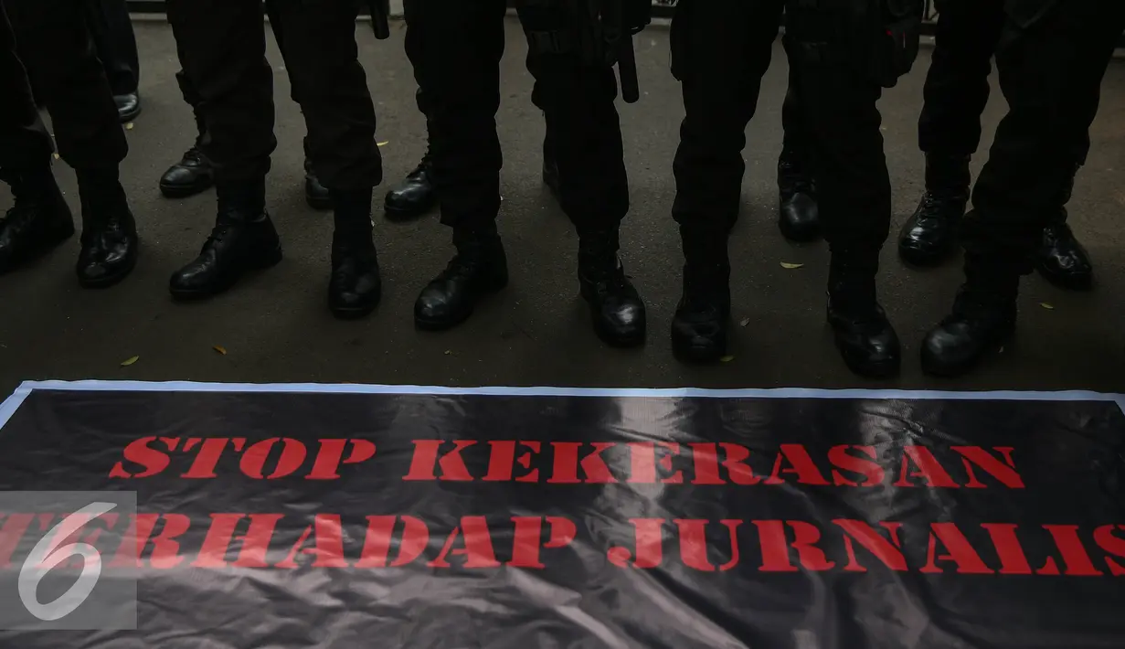 Spanduk pampang saat menggelar aksi solidaritas terhadap korban pemukulan jurnalis oleh oknum TNI AU yang terjadi di Medan, di depan Kantor Menkopolhukam, Jakarta, (25/8). (Liputan6.com/Faizal Fanani)