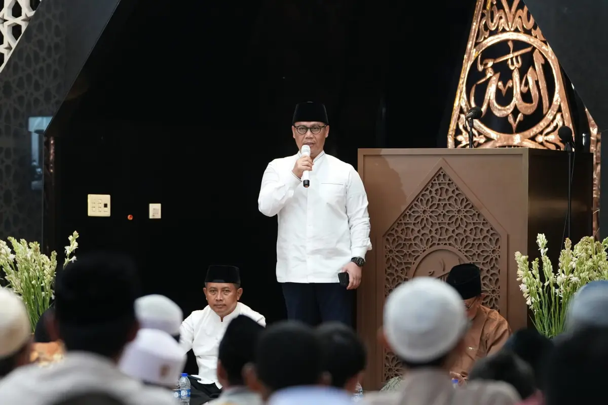 PDI Perjuangan DKI Jakarta menggelar upacara tabur bunga di perairan Kepulauan Seribu, untuk memperingati hari lahir Kapten Penerbang Anumerta Surindro Supjarso, suami pertama Ketua Umum PDI Perjuangan Megawati Soekarnoputri. (Istimewa)