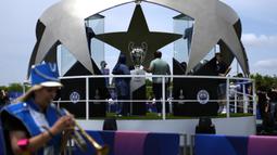 Sejumlah pengunjung berfoto dengan trofi Liga Champions di Istanbul, Turki, Kamis (8/6/2023). Laga final yang mempertemukan Inter Milan melawan Manchester City akan berlangsung di Atatürk Olympic Stadium, Istanbul, Turki, Minggu (9/6/2023) dini hari WIB. (AP Photo/Khalil Hamra)