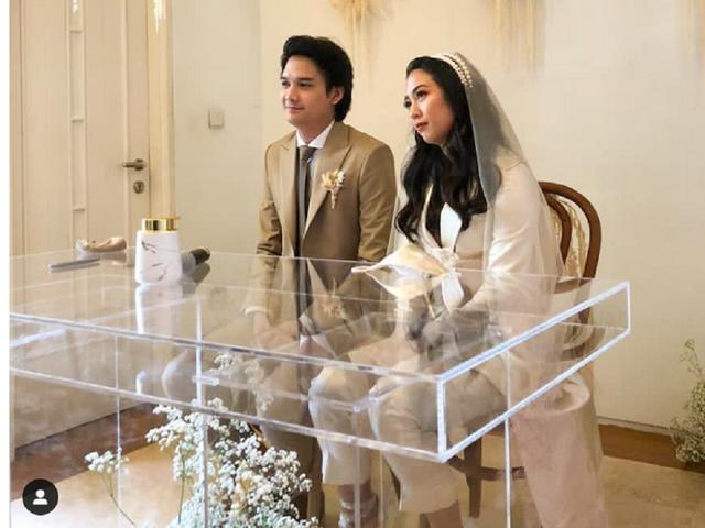 Bukan Gaun Sherina Munaf Elegan Dengan Setelan Blus Celana Di Hari Pernikahan Showbiz Liputan6 Com