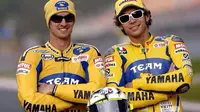 Colin Edwards dan Valentino Rossi saat sama-sama memperkuat Yamaha. 