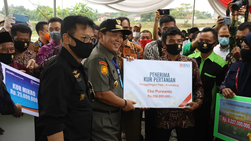 Kunker ke Lampung, Mentan Syahrul Serahkan Bantuan KUR Hingga Alsintan
