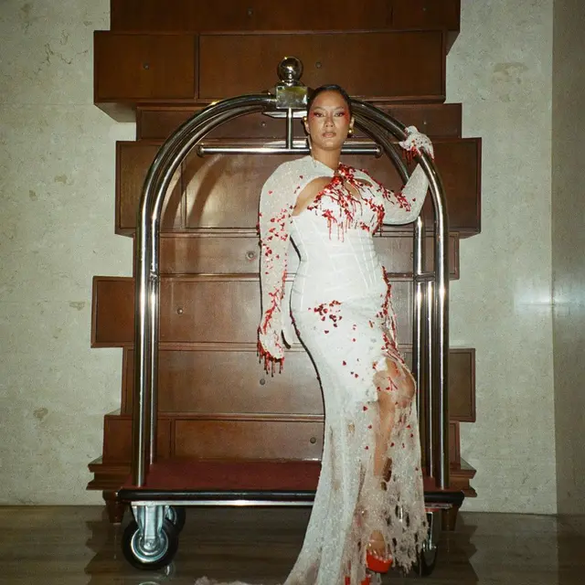 6 Potret Detail Makeup dan Penampilan Tara Basro di Gala Premiere Pengabdi Setan 2