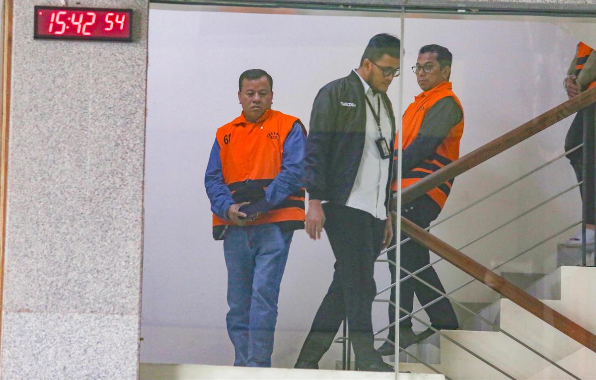 FOTO: KPK Tahan Bupati Kuansing Terkait Dugaan Suap Sekda