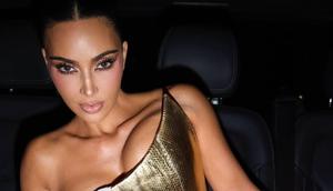 Kim Kardashian mengenakan gaun vintage saat ulang tahun. [@kimkardashian]