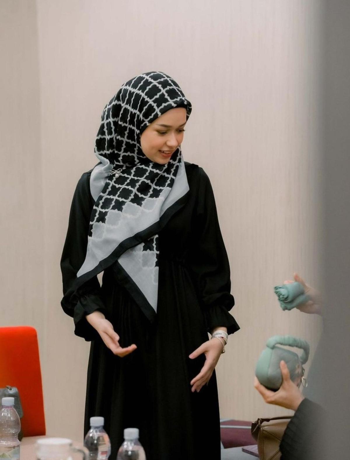 Rebecca Kenakan Hijab