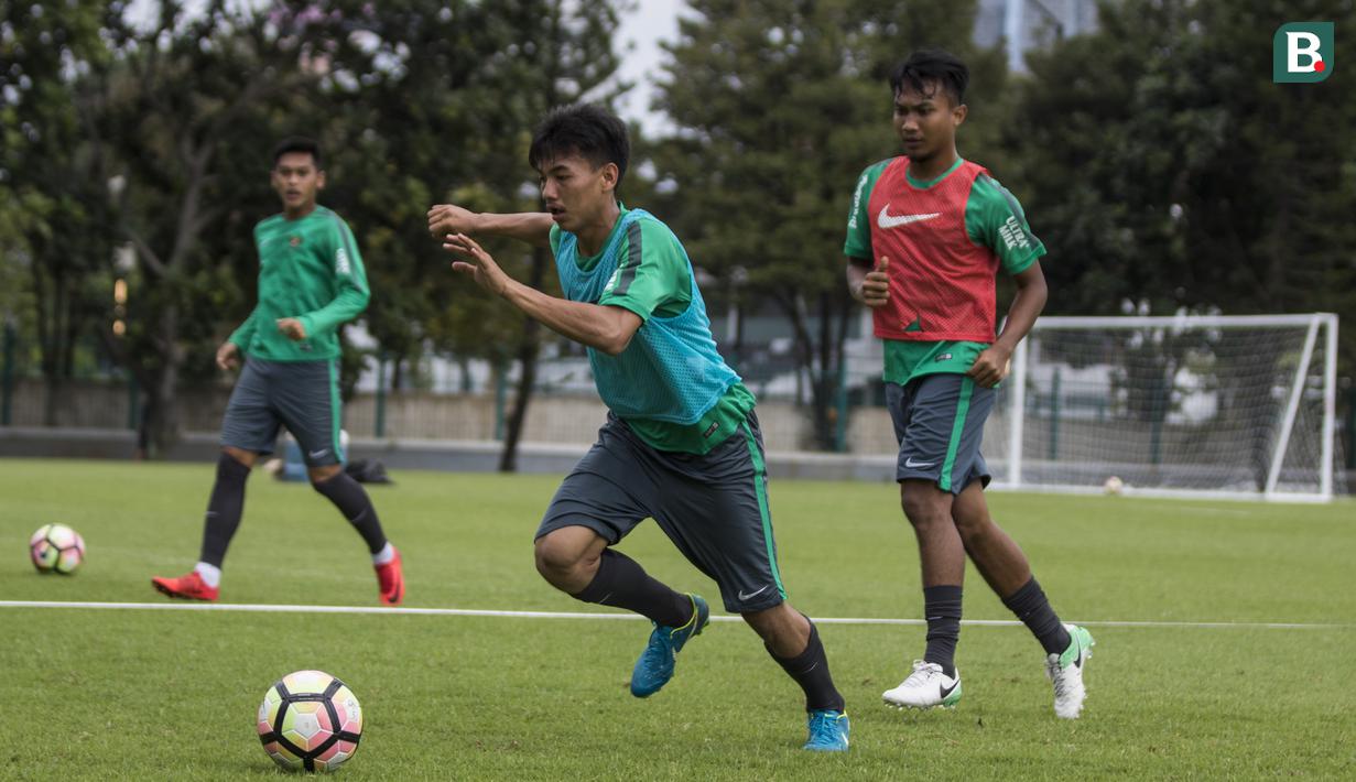 Pemain Timnas Indonesia, Muhammad Iqbal, mengejar bola saat latihan di Lapangan ABC Senayan, Senin (19/2/2018). Latihan ini merupakan persiapan jelang Asian Games 2018. (Bola.com/Vitalis Yogi Trisna)