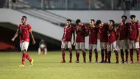 Pemain Timnas Indonesia U-16, Muhammad Iqbal Gwijangge (kiri) berjalan untuk mengambil tendangan penalti saat adu penalti dalam laga semifinal Piala AFF U-16 2022 antara Indonesia U-16 melawan Myanmar U-16 di Stadion Maguwoharjo, Sleman, Rabu (10/8/2022) malam WIB. (Bola.com/Bagaskara Lazuardi)