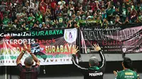 Bonekmania dan Persipuramania berbaur di satu tribune saat pertandingan Persebaya Surabaya melawan Persipura Jayapura di Gelora Bung Tomo, Selasa (29/5/2018). (Bola.com/Aditya Wani)