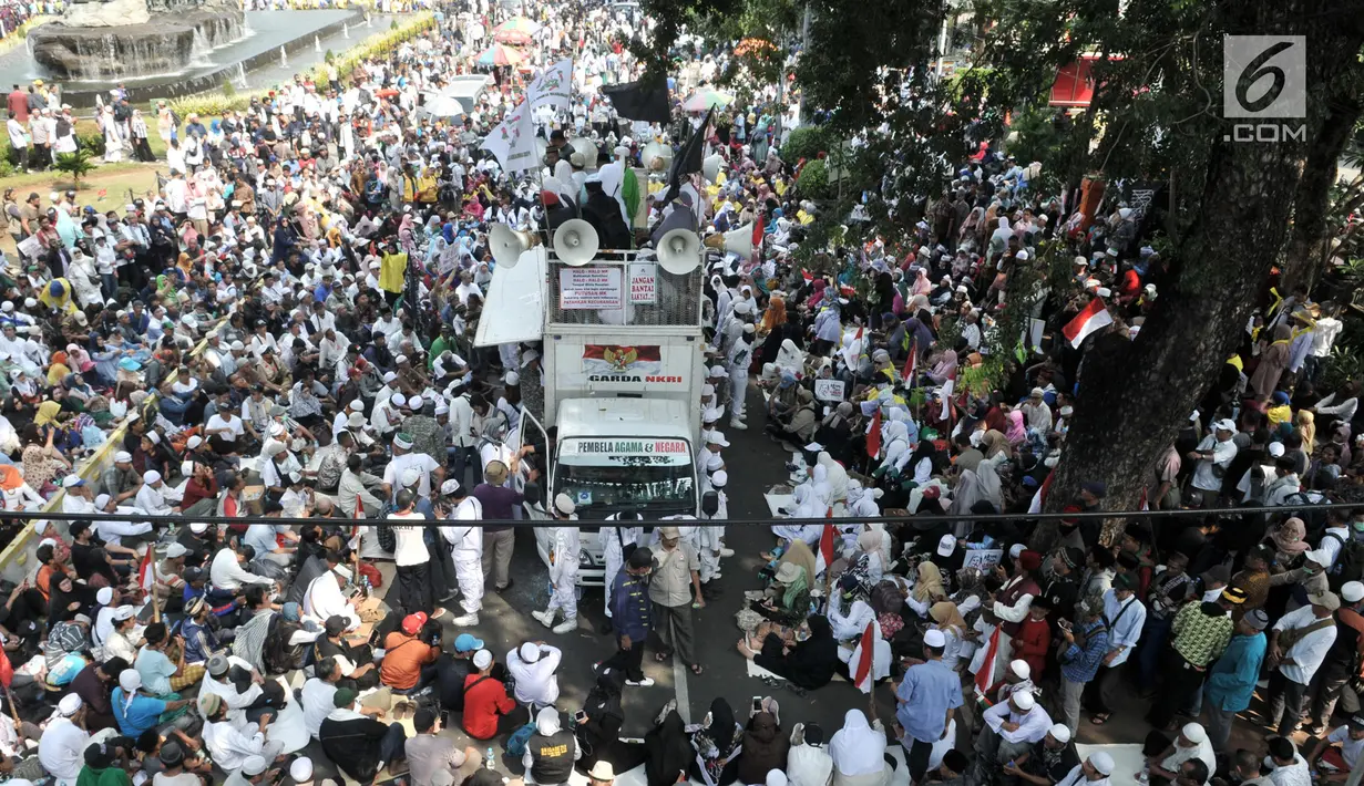 Massa saat menggelar aksi di sekitar Patung Kuda, Monas, Jakarta, Rabu (26/6/2019). Ratusan massa terus memadati aksi tersebut untuk menuntut hakim MK agar adil dalam memutuskan hasil sidang sengketa Pilpres 2019. Dalam aksinya massa menggelar salat berjemaah. (merdeka.com/Iqbal S. Nugroho)