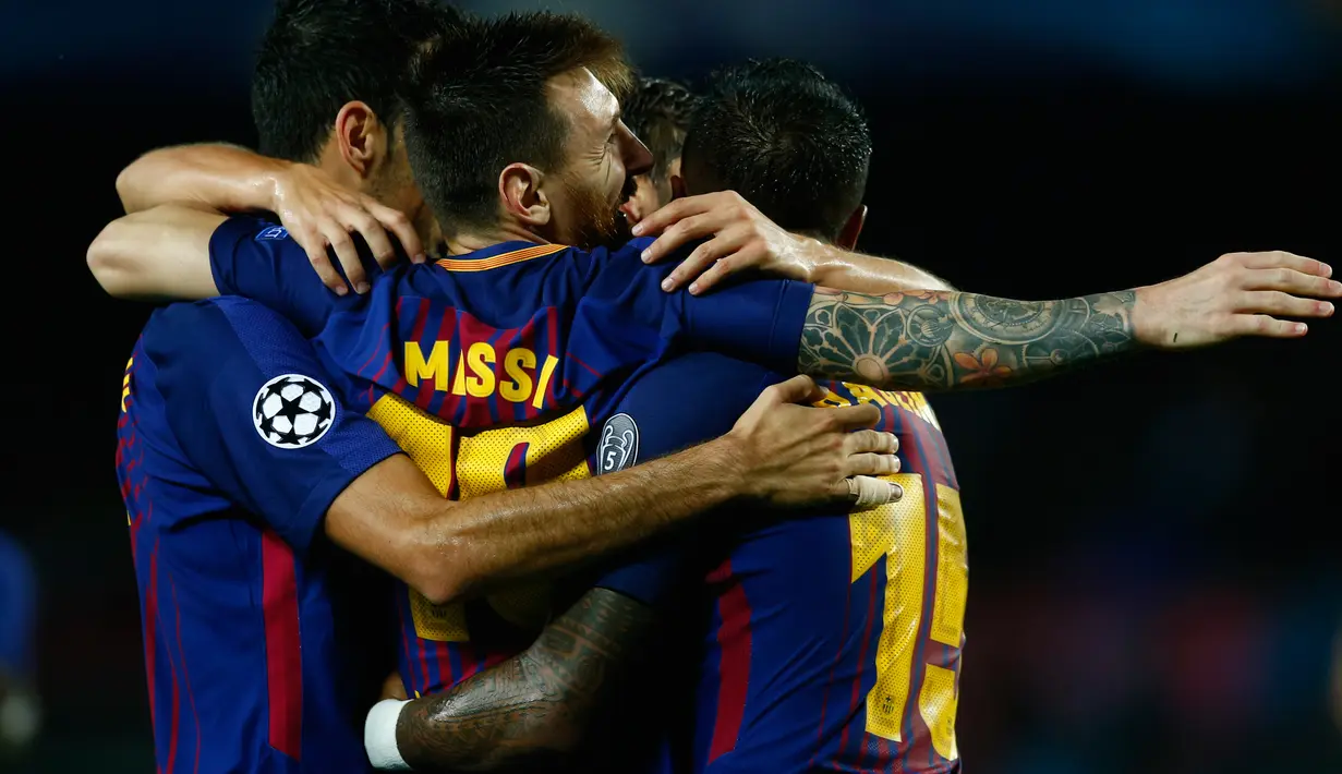 Penyerang Barcelona, Lionel Messi dan timnya merayakan kemenangan atas Olympiakos, Silvio Proto dalam fase grup Liga Champions di Camp Nou, Kamis (19/10). Barca menang 3-1 pada laga yang diwarnai kartu merah terhadap Gerard Pique.  (AP/Manu Fernandez)